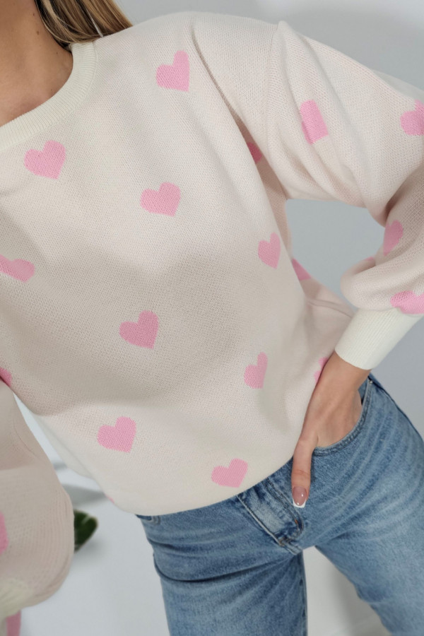 Sweter ecru w różowe serduszka