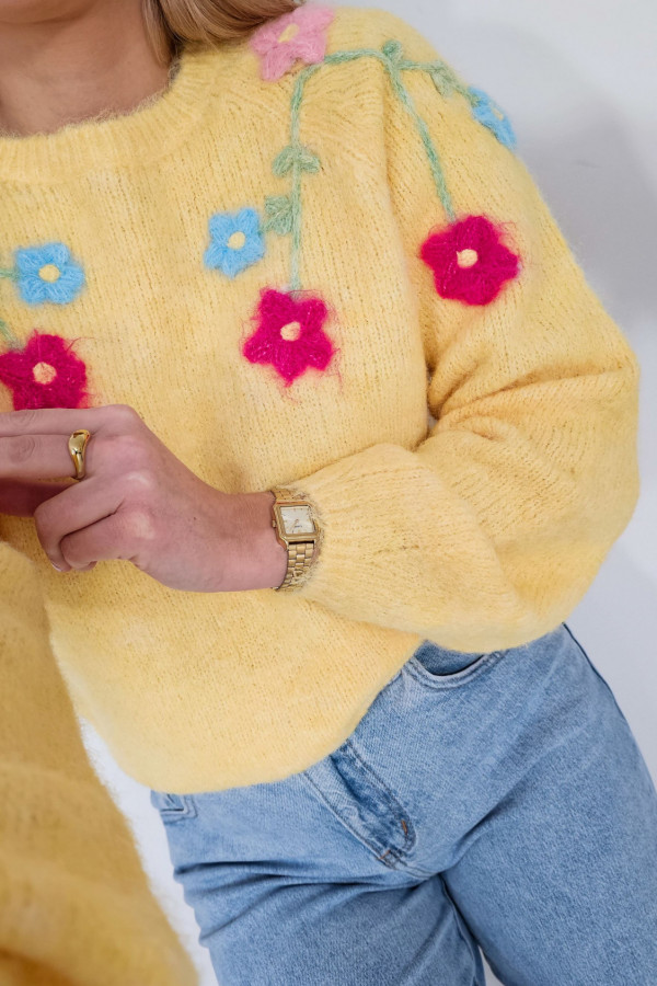 Sweter FLOWERS z kwiatowym haftem pastelowy żółty