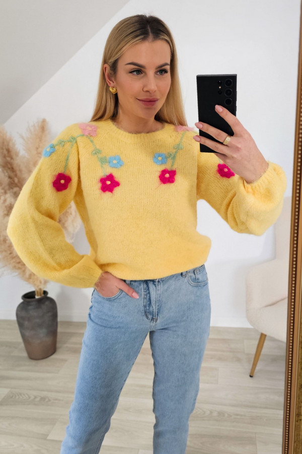 Sweter FLOWERS z kwiatowym haftem pastelowy żółty 2